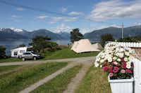 Camping Tveit  -  Zeltplatz und Wohnmobilstellplatz vom Campingplatz mit direktem Zugang zum Fjord