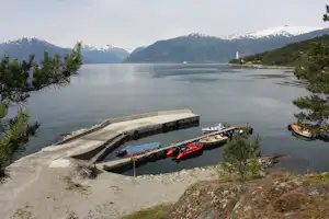 Camping Tveit - Boote am Zugang vom Campingplatz zum Fjord