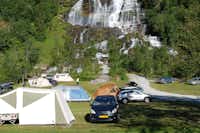 Camping Tvinde - Blick auf den Campingplatz mit Wasserfall im Hintergrund