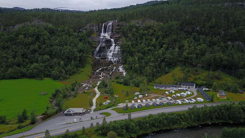 Camping Tvinde - Luftaufnahme des Campingplatzes direkt am Wasserfall gelegen