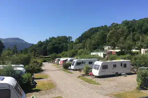 Camping Twenty Shilling Wood - Sanitärgebäude mit Waschbecken, Spiegel, Toiletten und Duschen