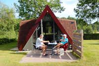 Camping Twittezand  -  Camper auf der Veranda vom Mobilheim auf dem Campingplatz