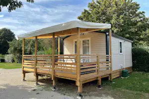 Camping Ty Nénez - Mobilheim mit Terrasse auf dem Campingplatz