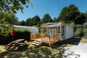 Camping Ty Nénez - Mobilheim mit Terrasse auf dem Campingplatz
