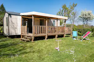 Camping Ty Nénez - Mobilheim mit Terrasse auf dem Campingplatz