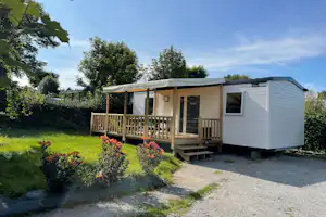Camping Ty Nénez - Mobilheim mit Terrasse auf dem Campingplatz
