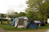 Camping Ty Nénez - Stellplatz mit Zelt im Vordergrund