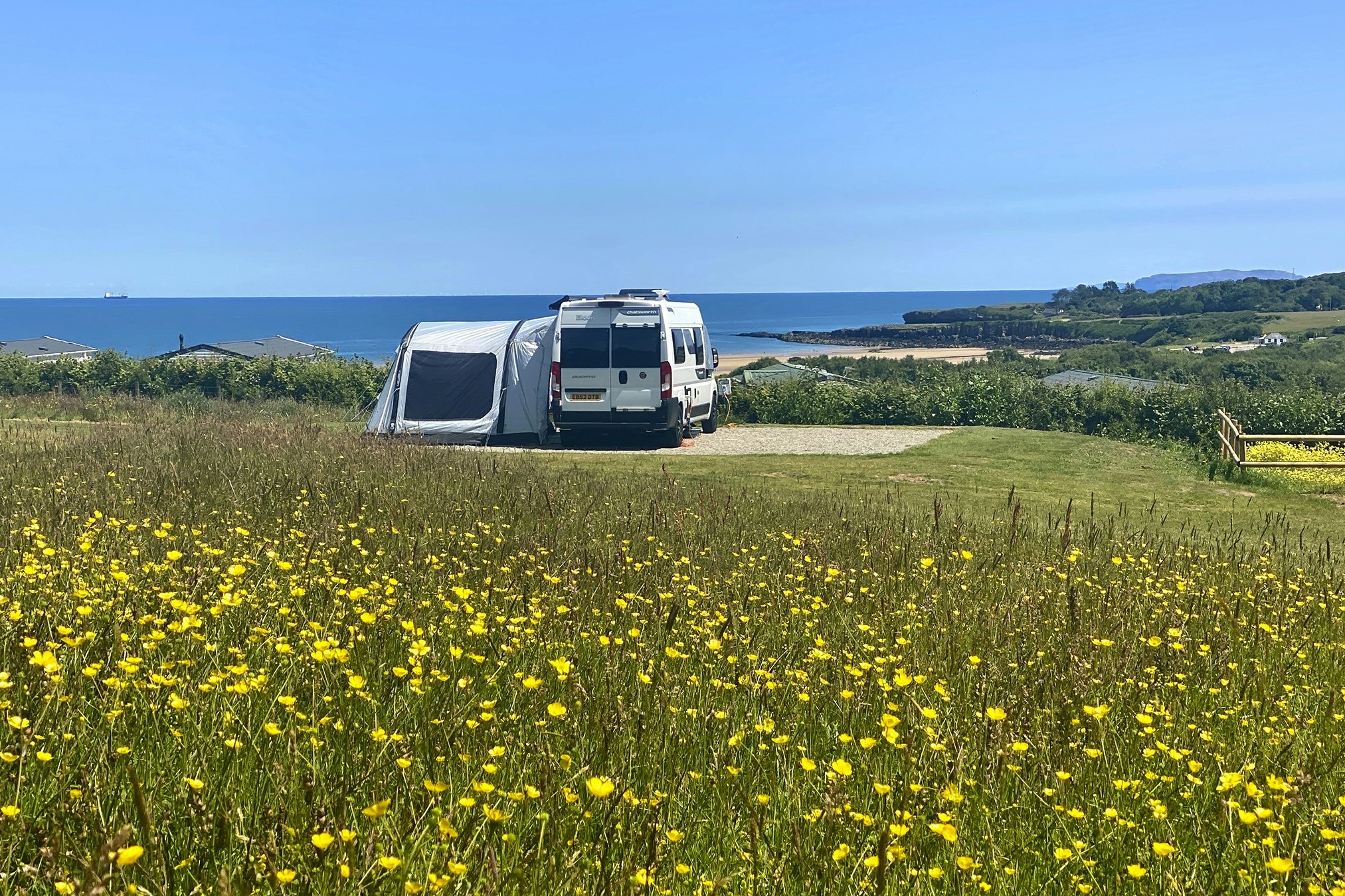 Tyddyn Isaf Caravan Park - Standplätze mit Blick auf das Meer