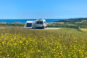 Tyddyn Isaf Caravan Park - Standplätze mit Blick auf das Meer