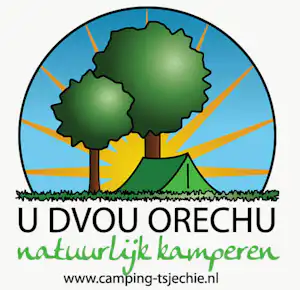 Camping-Logo mit zwei Bäumen, blauem Himmel und gelben Streifen, darunter Text „U Dvou ORechU“ und „naturlijk kamperen“.