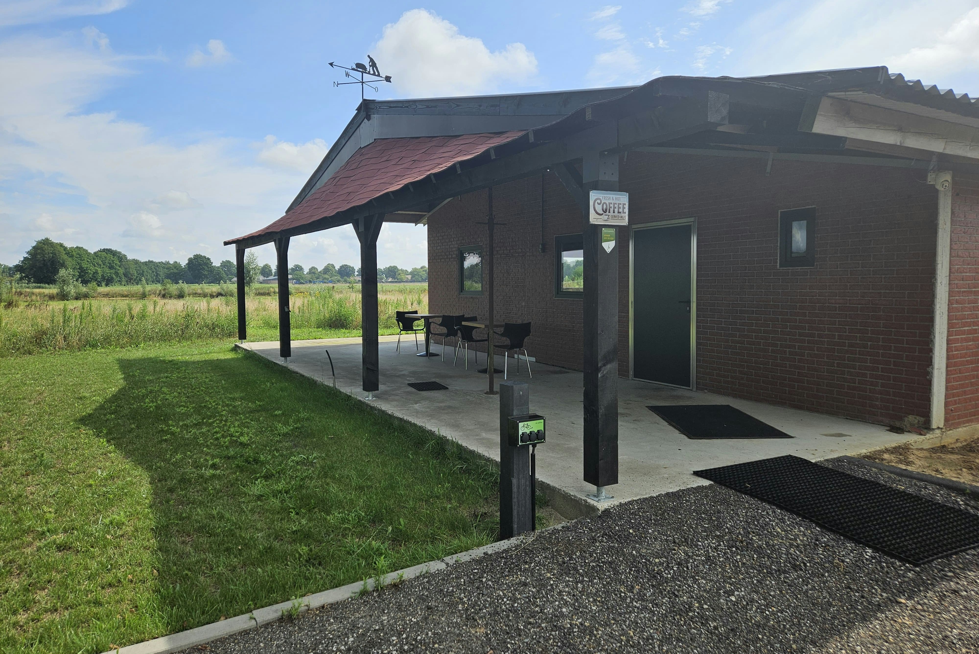 Camping Uden Maashorst  Camperplaats Uden Maashorst - Servicegebäude mit Terrasse auf dem Campingplatz
