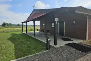Camping Uden Maashorst Camperplaats Uden Maashorst - Servicegebäude mit Terrasse auf dem Campingplatz