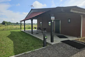 Camping Uden Maashorst Camperplaats Uden Maashorst - Servicegebäude mit Terrasse auf dem Campingplatz