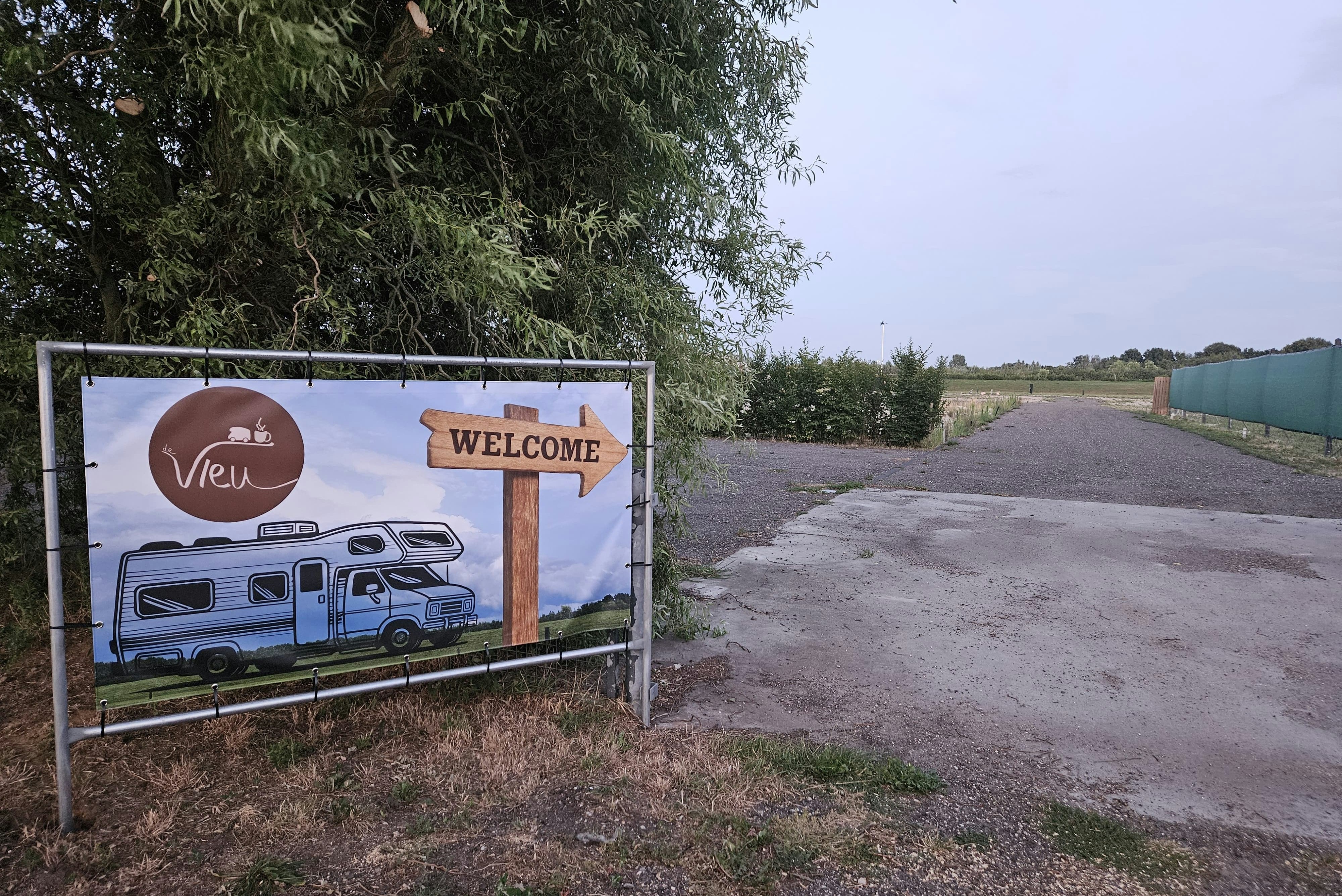 Camping Uden Maashorst  Camperplaats Uden Maashorst - Willkommensschild am Eingang des Campingplatzes