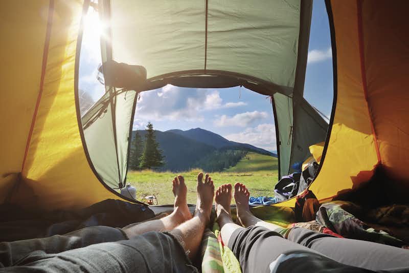 Camping Um Bierg - Blick aus einem Zelt auf die Natur des Campingplatzes