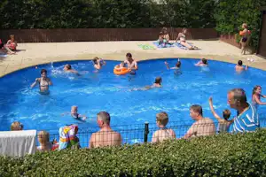 Camping Um Bierg - Swimmingpool auf dem Campingplatz mit Badegästen