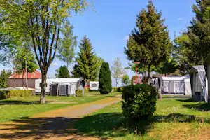Camping Um Bierg - Wohnwagen mit Vorzelten auf Stellplätzen