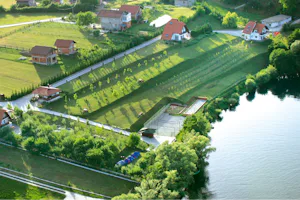 Camping Una Kiro Rafting - Campingplatz am Fluss aus der Vogelperspektive
