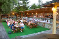 Camping Una Kiro Rafting - Restaurant vom Campingplatz mit Terrasse