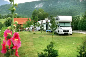 Camping Una Kiro Rafting - Stellplatz für Wohnwagen vom Campingplatz mit Blick auf grüne Berge