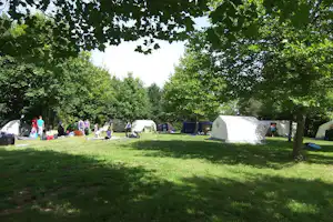 Camping und Erholungspark Nord-Elm - Camper auf dem Zeltplatz vom Campingplatz auf grüner Wiese