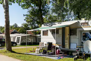 Camping- und Ferienpark Markgrafenheide - Wohnmobil auf dem Stellplatz vom Campingplatz auf grüner Wiese