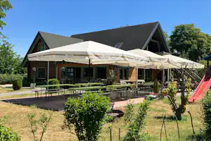 Seecamp am Oderbruch - Restaurant mit Terrasse auf dem Campingplatz