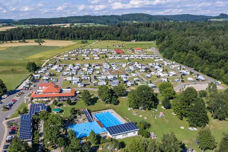 Camping- und Ferienpark Orsingen  -  Campingplatz mit Pool aus der Vogelperspektive