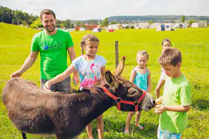 Camping- und Ferienpark Orsingen - Kinder im Streichelzoo vom Campingplatz