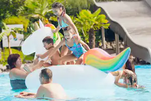 Camping- und Ferienpark Orsingen - spielende Kinder im Pool vom Campingplatz