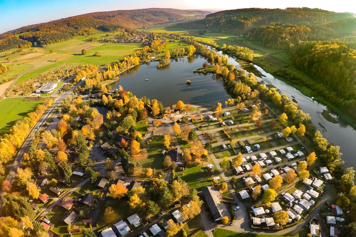 Camping- und Ferienpark Teichmann  -  Campingplatz mit Teich am Fluss Eder aus der Vogelperspektive