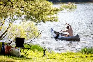 Camping- und Ferienpark Teichmann - Camper im Kanu auf dem Teich am Campingplatz