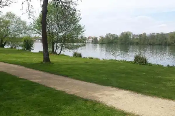 Camping und Schwimmbad am Rhein