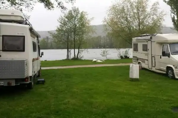 Camping und Schwimmbad am Rhein