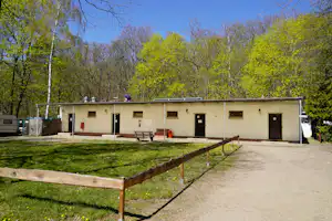 Ferienresort Bergwitzsee - Sanitärgebäude vom Campingplatz im Grünen