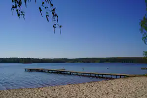 Ferienresort Bergwitzsee - Strand am See vom Campingplatz mit Steg