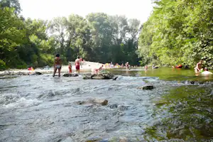 Camping Universal - Badegäste im Fluss in der Nähe des Campingplatzes