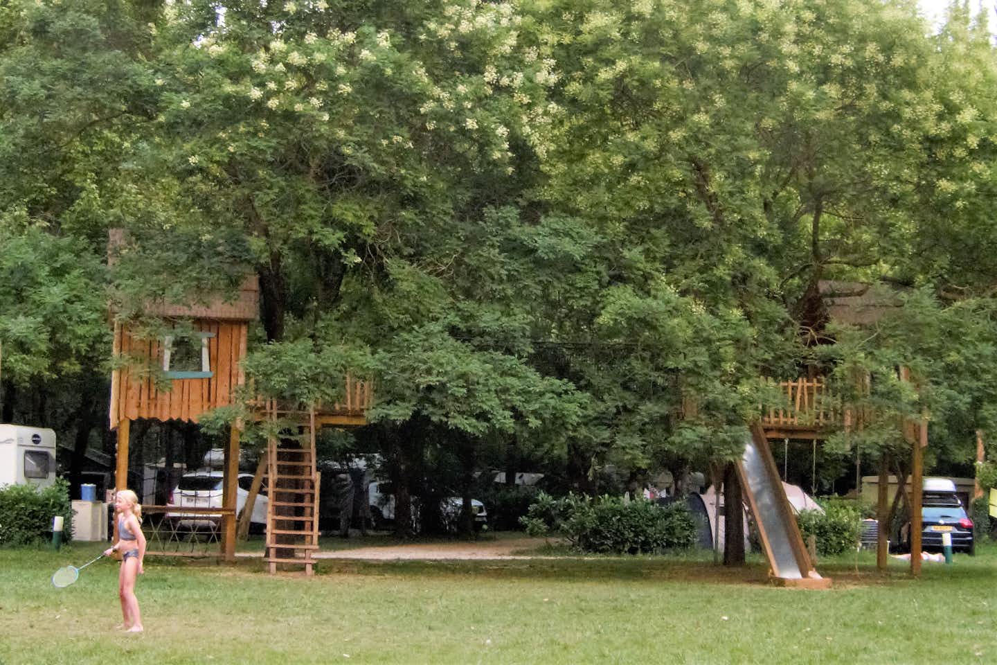 Camping Universal - Kinderspielplatz mit Kletterburgen und Rutschen