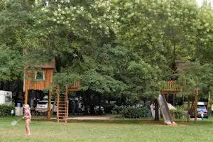 Camping Universal - Kinderspielplatz mit Kletterburgen und Rutschen
