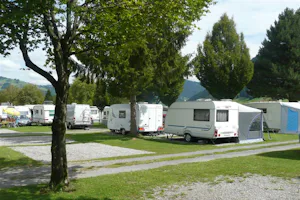 Camping Unterägeri - Wohnwagenstellplatz und Wohnmobilstellplatz vom Campingplatz zwischen Bäumen