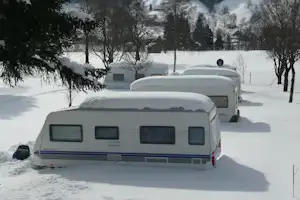 Camping Unterägeri - schneebedeckze Wohnmobile auf dem Campingplatz