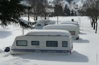 Camping Unterägeri  - schneebedeckze Wohnmobile auf dem Campingplatz