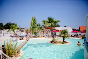 Camping Ur-Onea - Pool vom Campingplatz mit Palmen und Liegestühlen in der Sonne