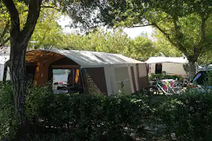 Camping Ur-Onea - Wohnwagenstellplatz und Wohnmobilstellplatz vom Campingplatz unter Bäumen