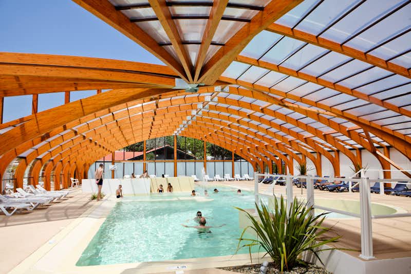 Camping Ur-Onea  - Indoor Pool vom Campingplatz mit verglastem Dach und Liegestühlen