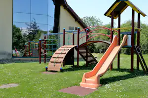 Camping Urrobi - Spielplatz vom Campingplatz auf grüner Wiese