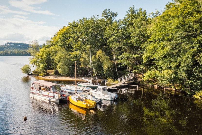 Camping Ushuaïa Villages - La Presqu'Ile - Anleger mit Booten am Wasser vor dem Campingplatz