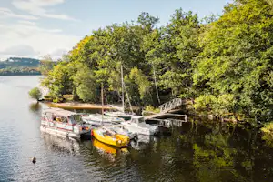 Camping Ushuaïa Villages - La Presqu'Ile - Anleger mit Booten am Wasser vor dem Campingplatz