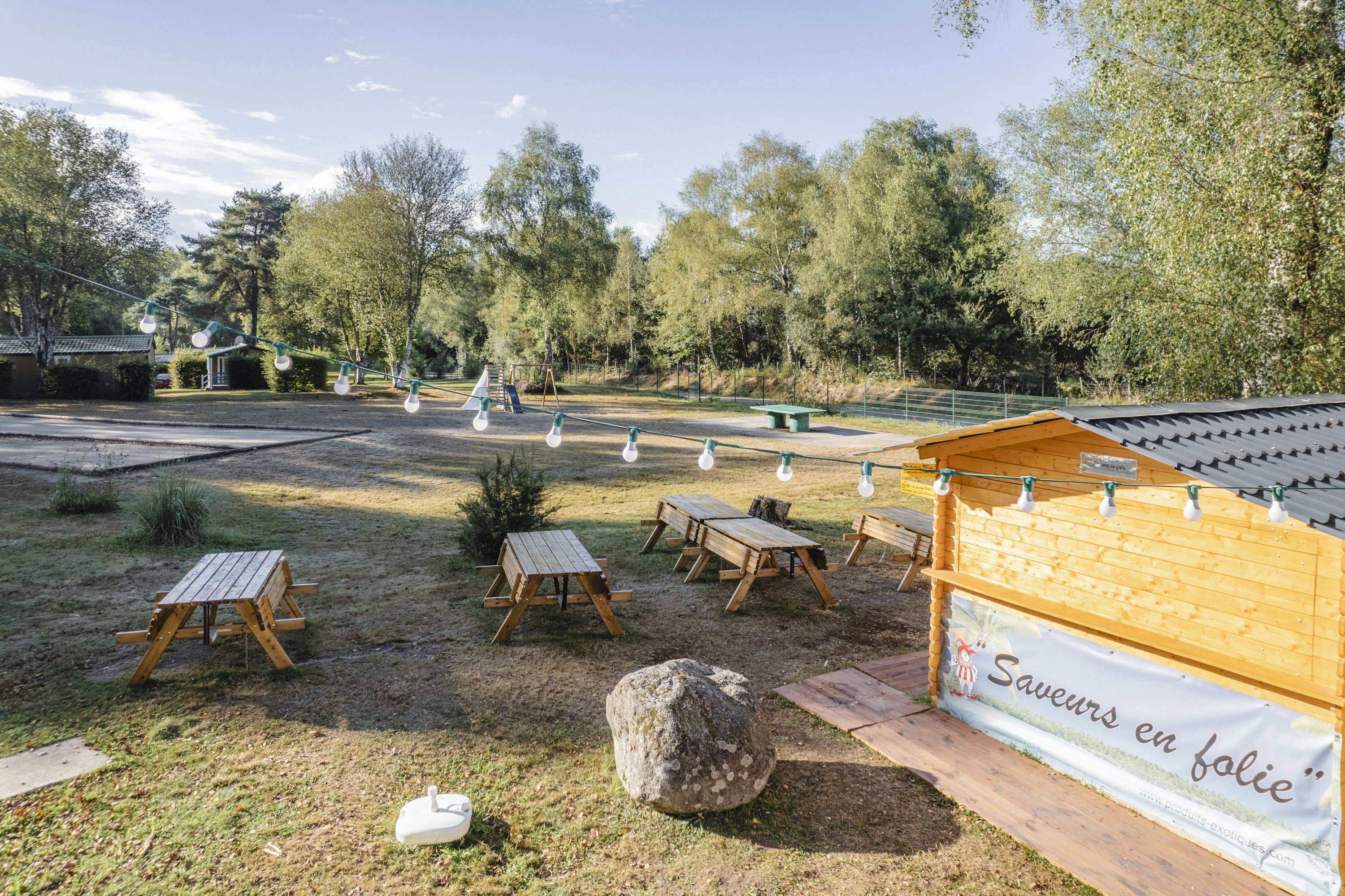 Camping Ushuaïa Villages - La Presqu'Ile - Snackbar mit Picknickbänken auf der Terrasse