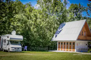 Camping Ustup - Blick auf den Sanitärblock